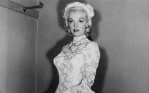 Yoko Ono, Audrey Hepburn, Liz Taylor… y su devoción por el vestido de novia corto