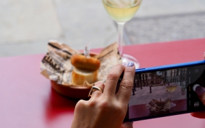‘De tapes per la Plaça Reial’, un paseo gastronómico por la historia de la icónica plaza